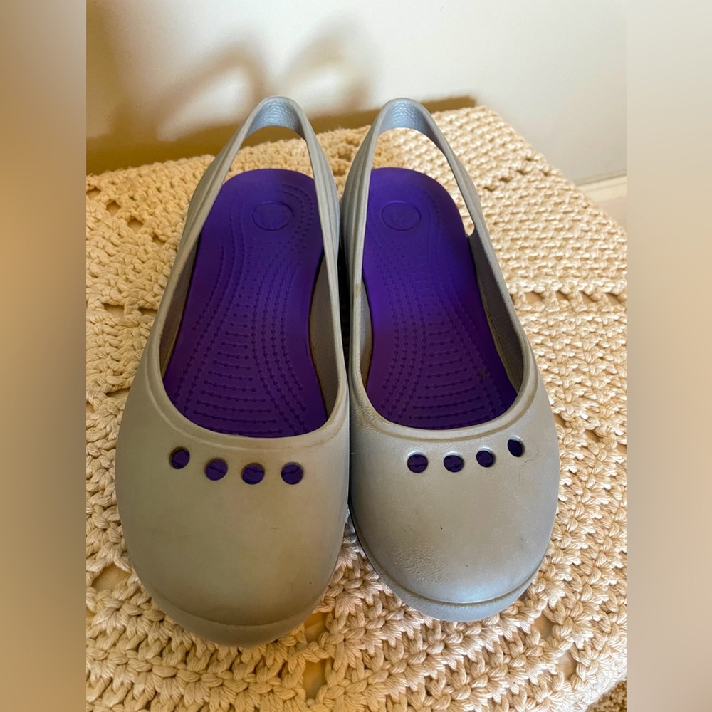 Women’s Crocs Size 8 Gray Slingback Flats